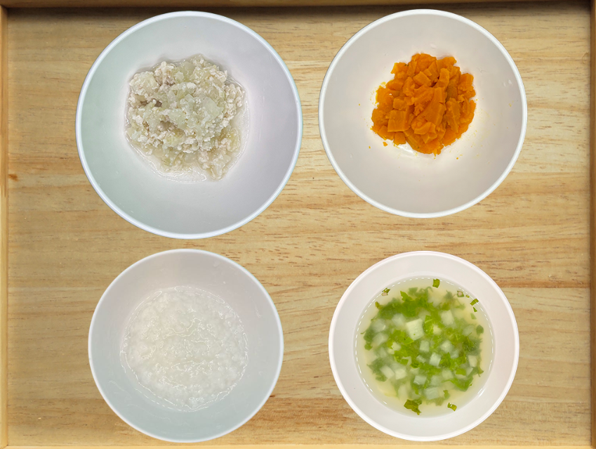 ある日の給食（離乳食）：五倍粥・鶏そぼろと玉ねぎの炒め煮・かほちゃ煮・大根と小松菜の味噌汁